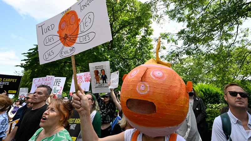 Edinburgh in Schottland: Mehrere Hundert Menschen demonstrieren gegen den Besuch von US-Präsident Trump | Bild: REUTERS/Lesley Martin Edinburgh in Schottland: Mehrere Hundert Menschen demonstrieren gegen den Besuch von US-Präsident Trump