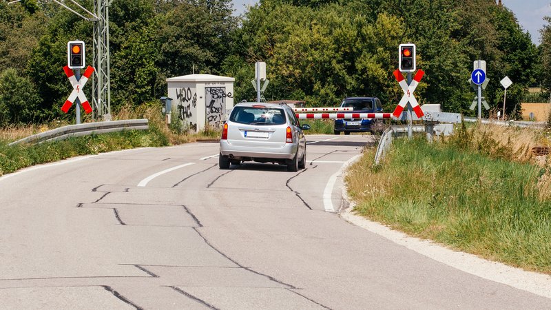 Ein Auto wartet vor einer geschlossenen Bahnschranke (Symbolbild) | Bild: BR/Herbert Ebner Ein Auto wartet vor einer geschlossenen Bahnschranke (Symbolbild)