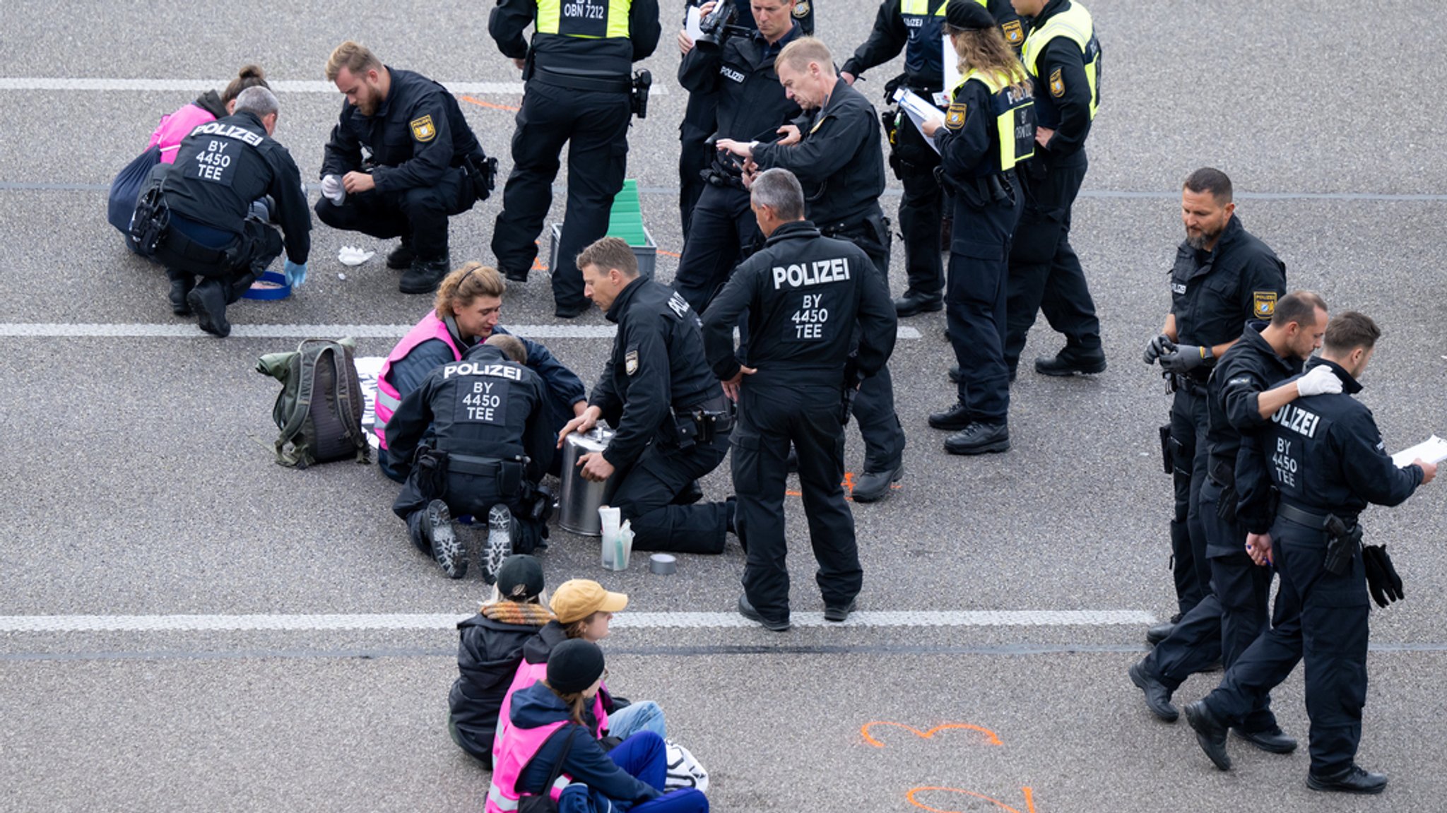 Einige der Aktivisten hatten sich auf die Fahrbahn der A9 Richtung München geklebt.