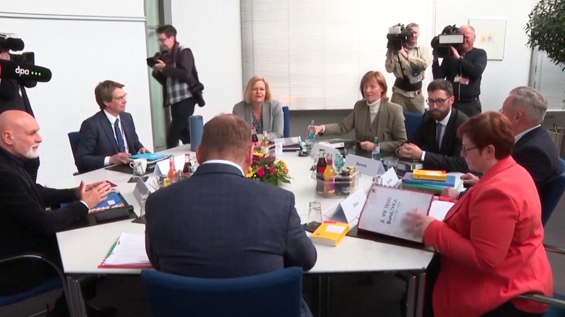 Die Tarifverhandlungen für den öffentlichen Dienst sind vorerst gescheitert. Jetzt sollen Schlichter eine Lösung finden. | Bild: BR Die Tarifverhandlungen für den öffentlichen Dienst sind vorerst gescheitert. Jetzt sollen Schlichter eine Lösung finden.