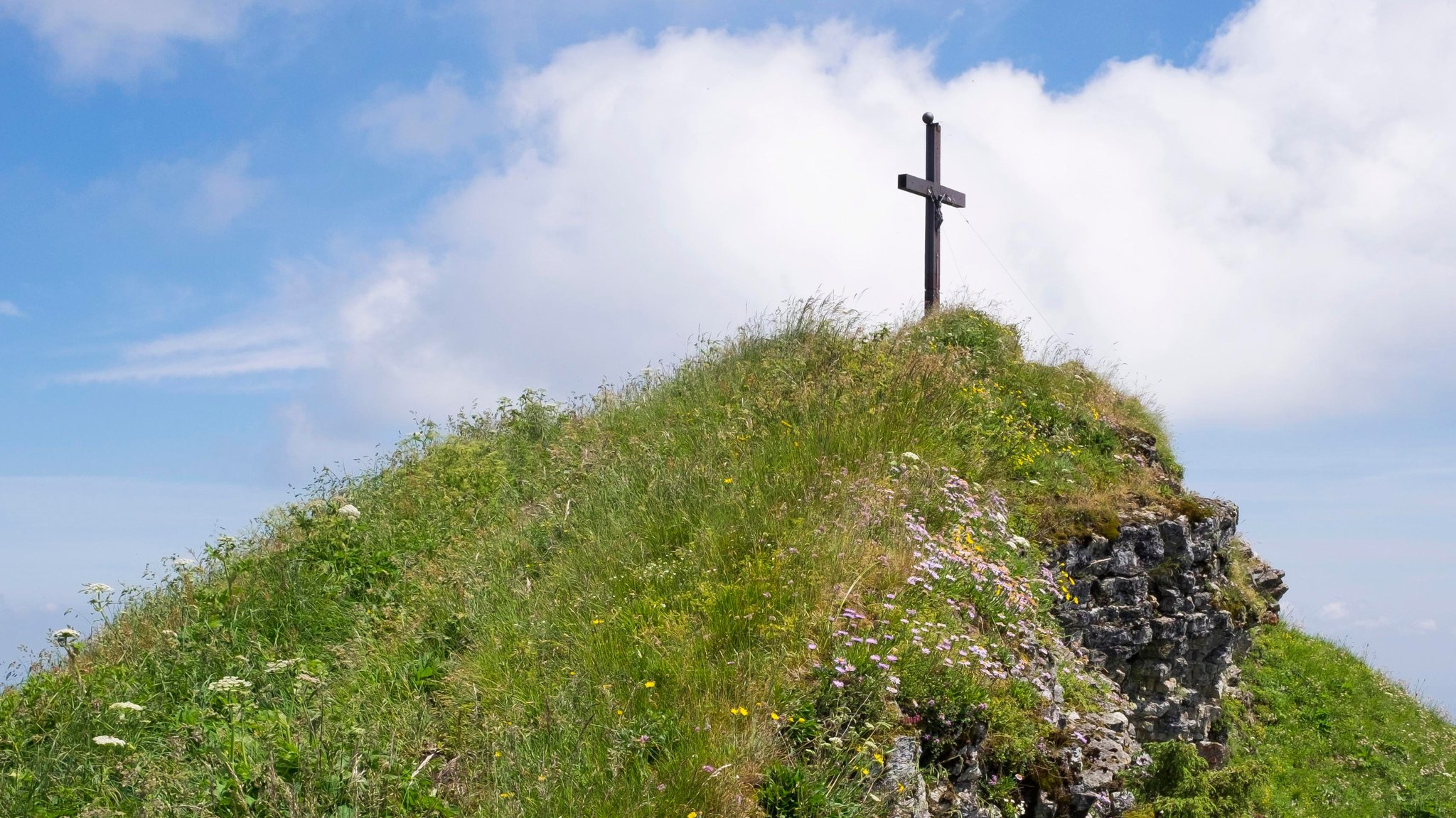 Gipfelkreuz und Bergblumen in den Chiemgauer Alpen (Archivbild)