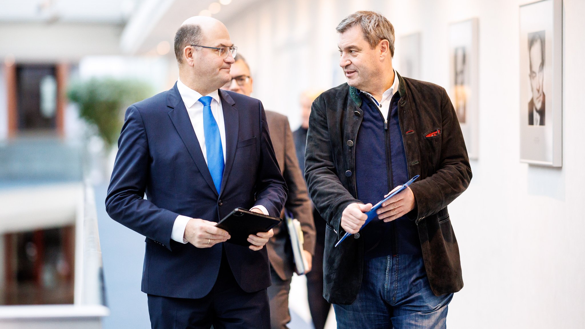 Albert Füracker (CSU, l.), Finanzminister von Bayern, und Markus Söder (CSU), Ministerpräsident von Bayern (Archivbild)