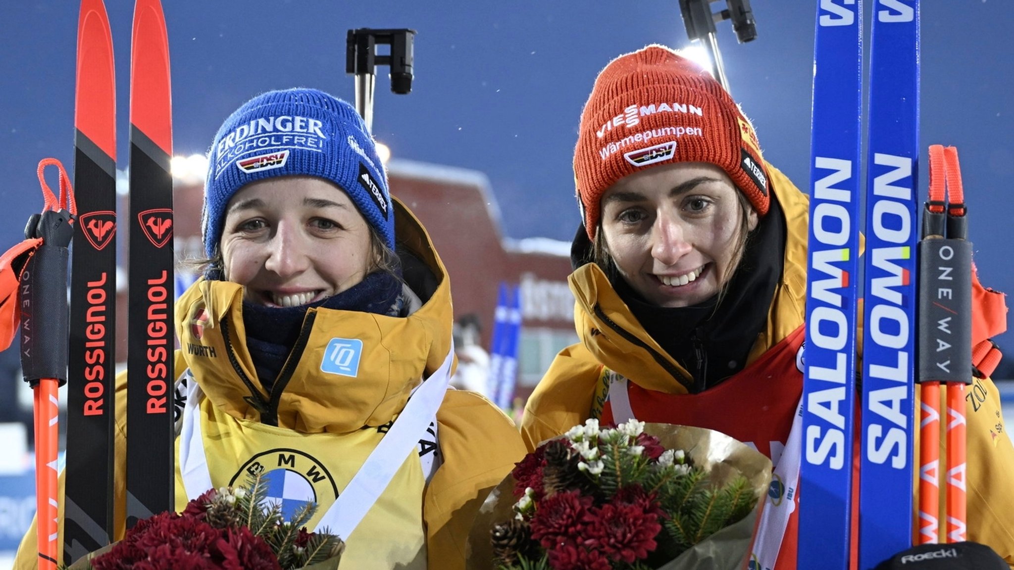 03.12.2023, Schweden, Östersund: Biathlon: Weltcup, Verfolgung 10 km, Damen: Franziska Preuß (l) und Vanessa Vogt aus Deutschland lächeln nach dem Rennen. Die 29-Jährige Preuß wird Zweite, Voigt wird wieder Dritte. 