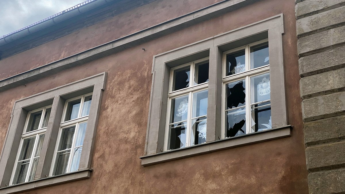 Zerbrochene Fensterscheiben in einem Gebäude am Würzburger Peterplatz