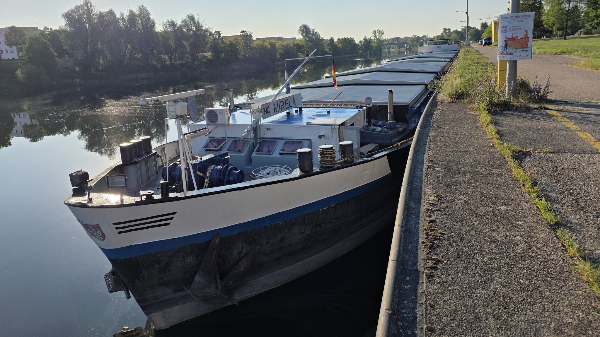 Ein Frachtschiff aus Bratislava am Grieser Spitz in Regensburg | Bild: BR/Sebastian Wintermeier Ein Frachtschiff aus Bratislava am Grieser Spitz in Regensburg