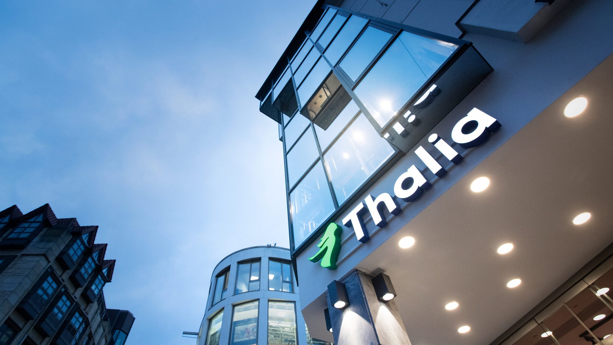 Groß steht das "Thalia"-Logo an der Front einer Buchhandlung. Der Buchhändler übernimmt Teile der insolventen Weltbild-Gruppe, darunter den Onlineshop.