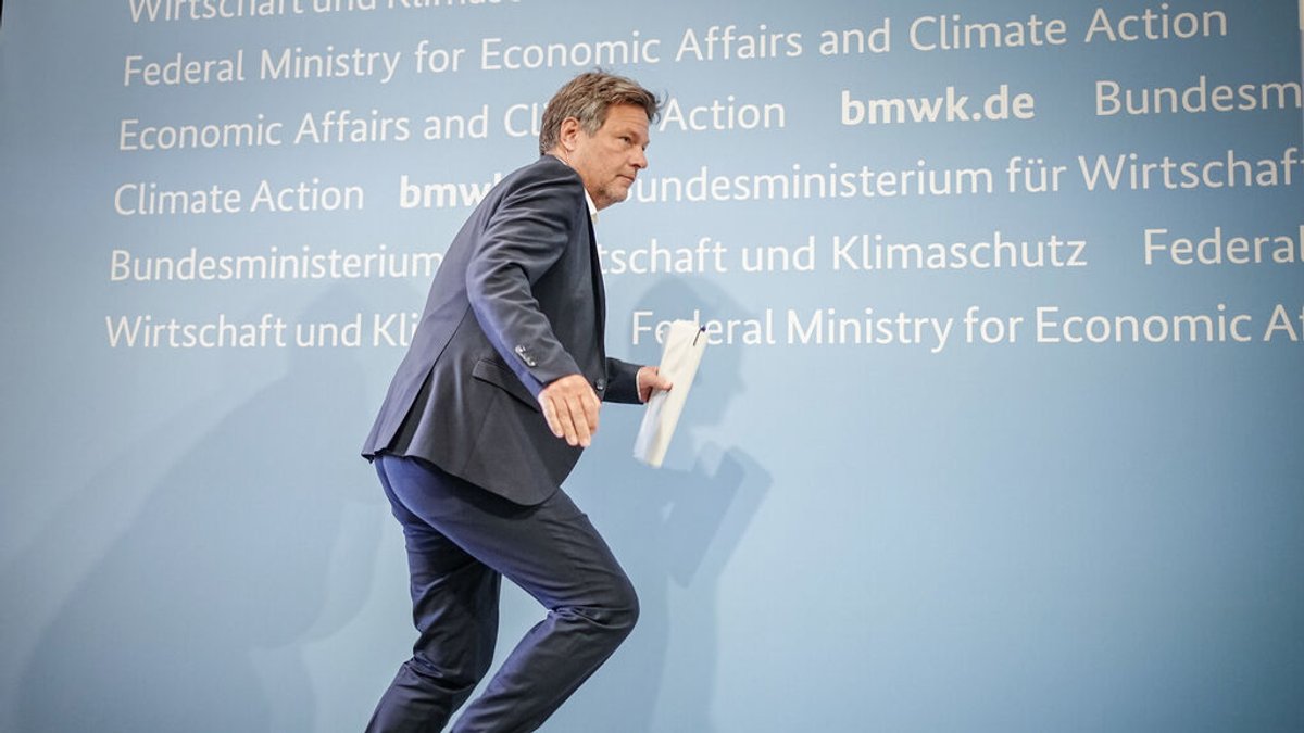 Robert Habeck (Bündnis 90/Die Grünen), Bundesminister für Wirtschaft und Klimaschutz, kommt zur Pressekonferenz zum Photovoltaik-Gipfel im Bundeswirtschaftsministerium. Foto: Kay Nietfeld/dpa +++ dpa-Bildfunk +++
