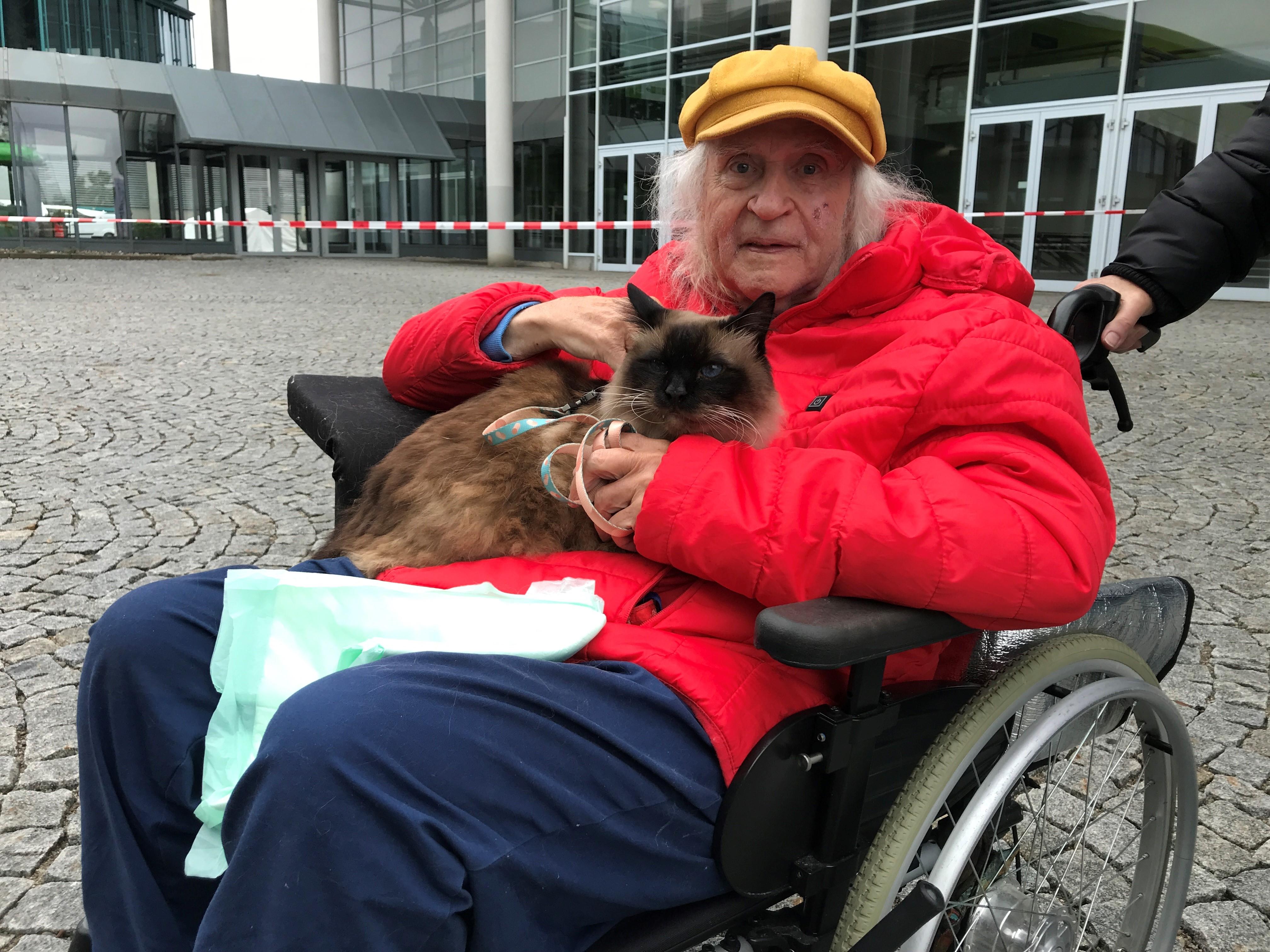 Norbert Hlacer und seine Birmakatze Filou aus Dinkelscherben mussten an der Messe Augsburg übernachten. 