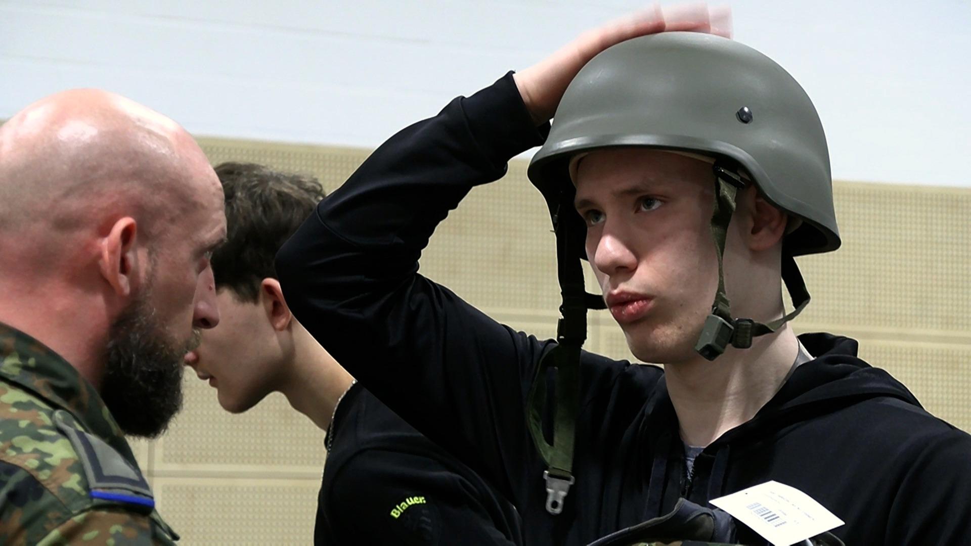 Ein Teilnehmer des Bundeswehr-Camps bekommt seine Ausrüstung