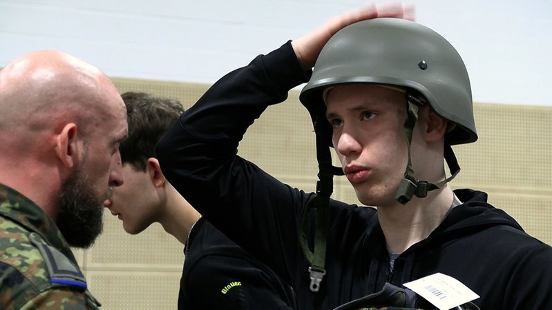 Ein Teilnehmer des Bundeswehr-Camps bekommt seine Ausrüstung | Bild: BR/Margit Ringer Ein Teilnehmer des Bundeswehr-Camps bekommt seine Ausrüstung