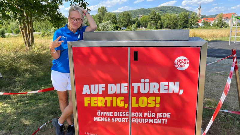 Andrea Hutzler steht neben der Sportbox in Ebermannstadt und freut sich über die neue Anschaffung.