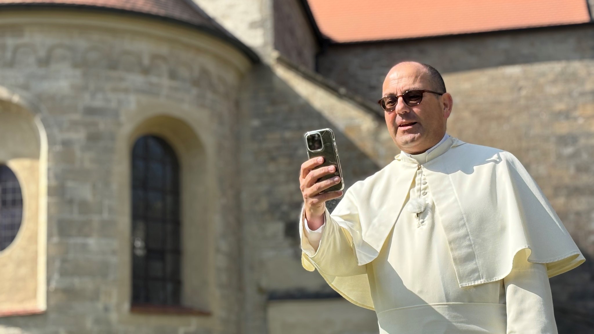 Pater Gabriel postet aus dem Kloster | Bild: BR / Elisabeth Möst Pater Gabriel postet aus dem Kloster