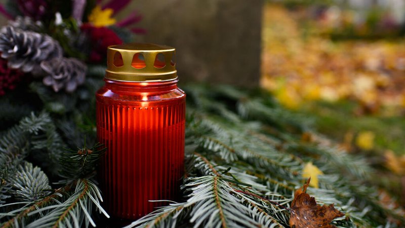 Ein Grablicht inmitten von Tannenzweigen. | Bild: BR/Lisa Hinder Ein Grablicht inmitten von Tannenzweigen.