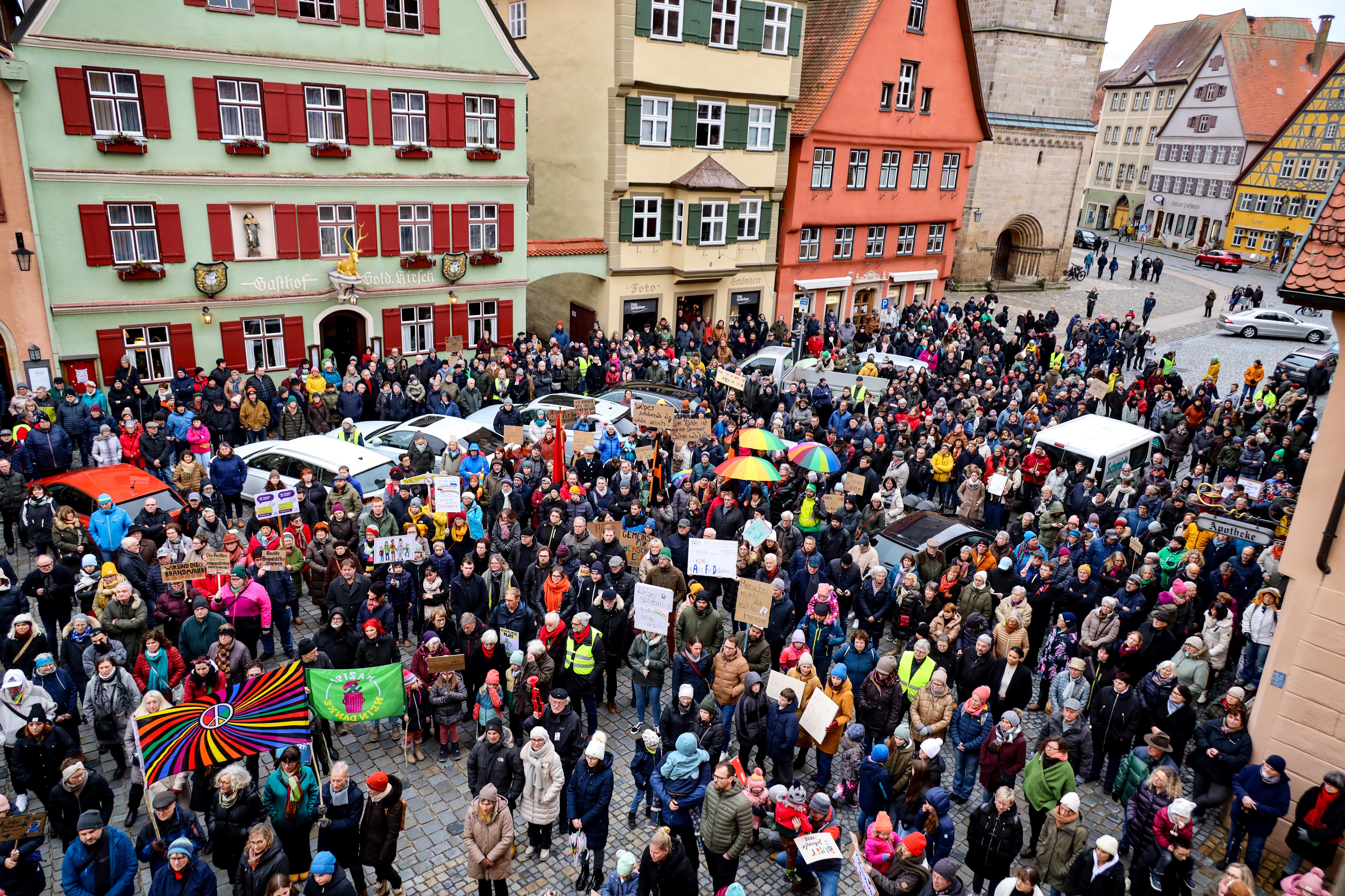Demonstrierende in Dinkelsbühl, die dem Aufruf des evangelischen Dekans gefolgt sind.