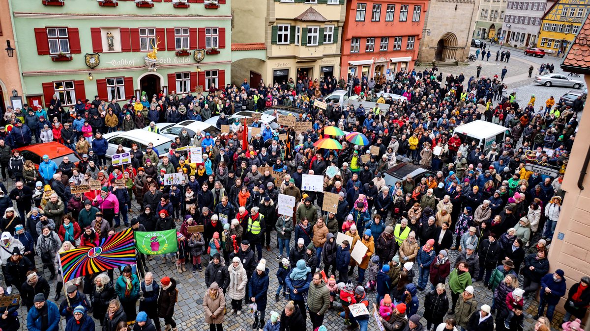 Demonstrierende in Dinkelsbühl, die dem Aufruf des evangelischen Dekans gefolgt sind.