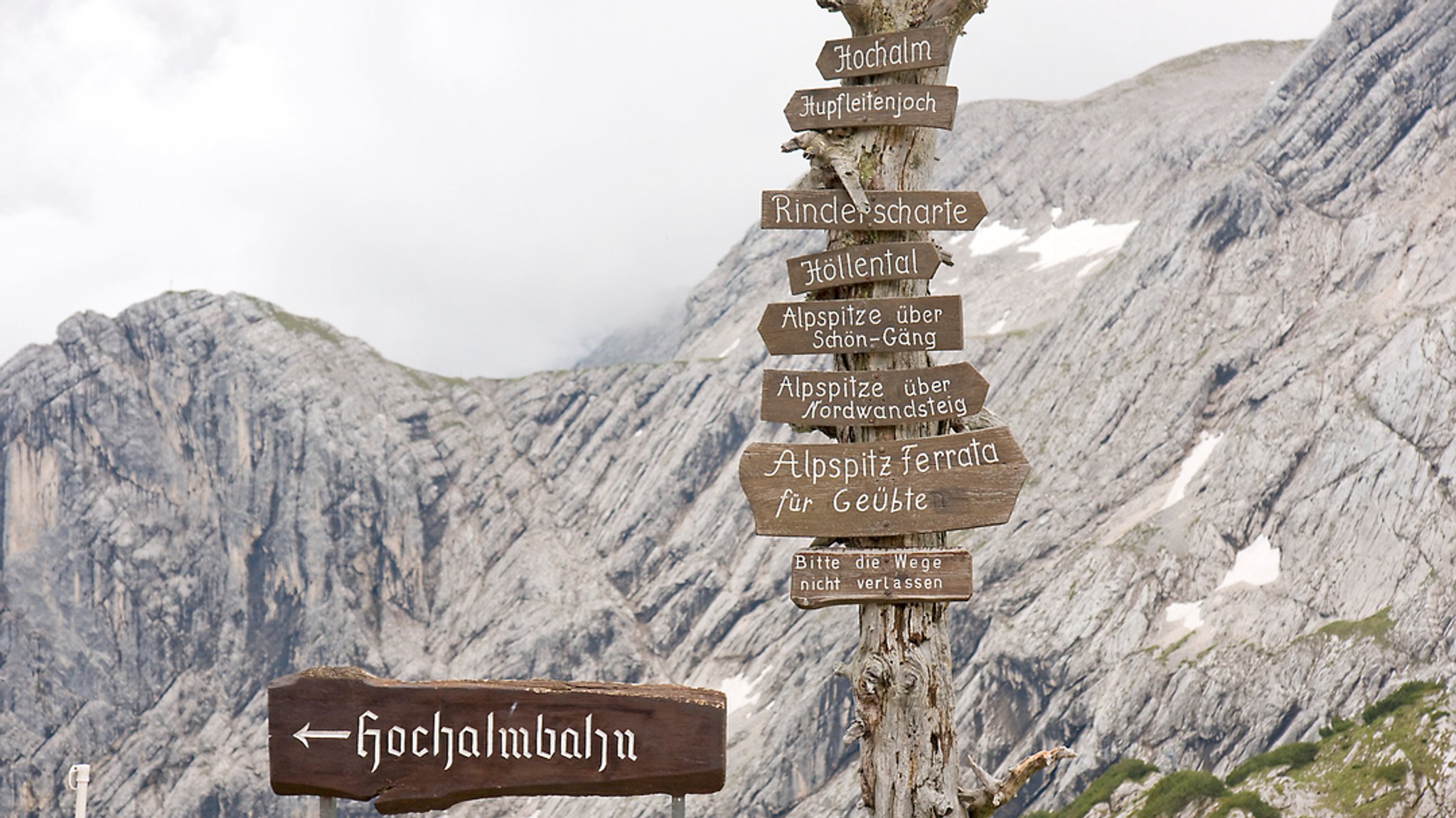 Wegweiser am Osterfelderkopf weisen auch zur Hochalm und zur Hochalmbahn.