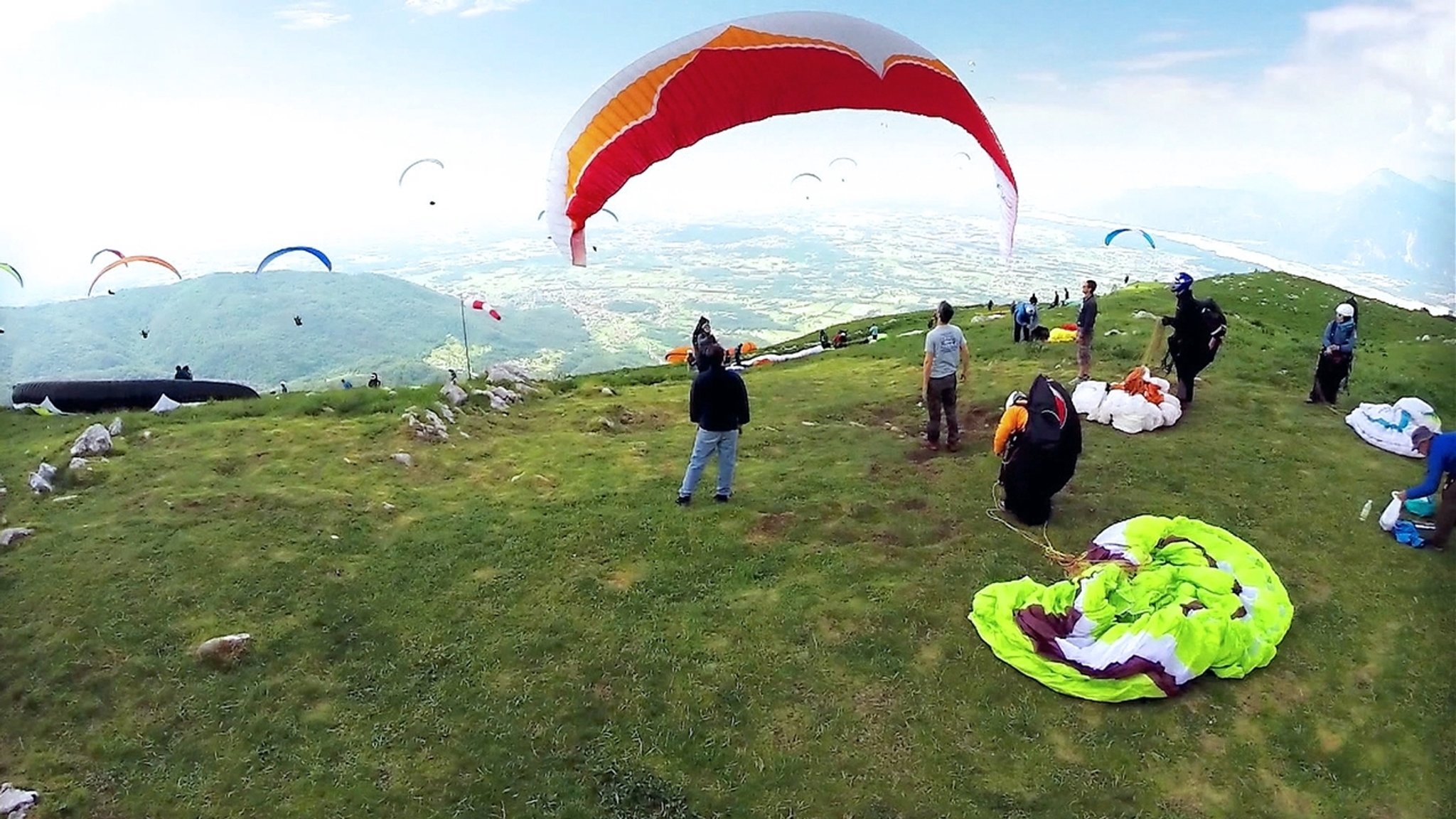 Symbolbild: Paragleiter in den Bergen.