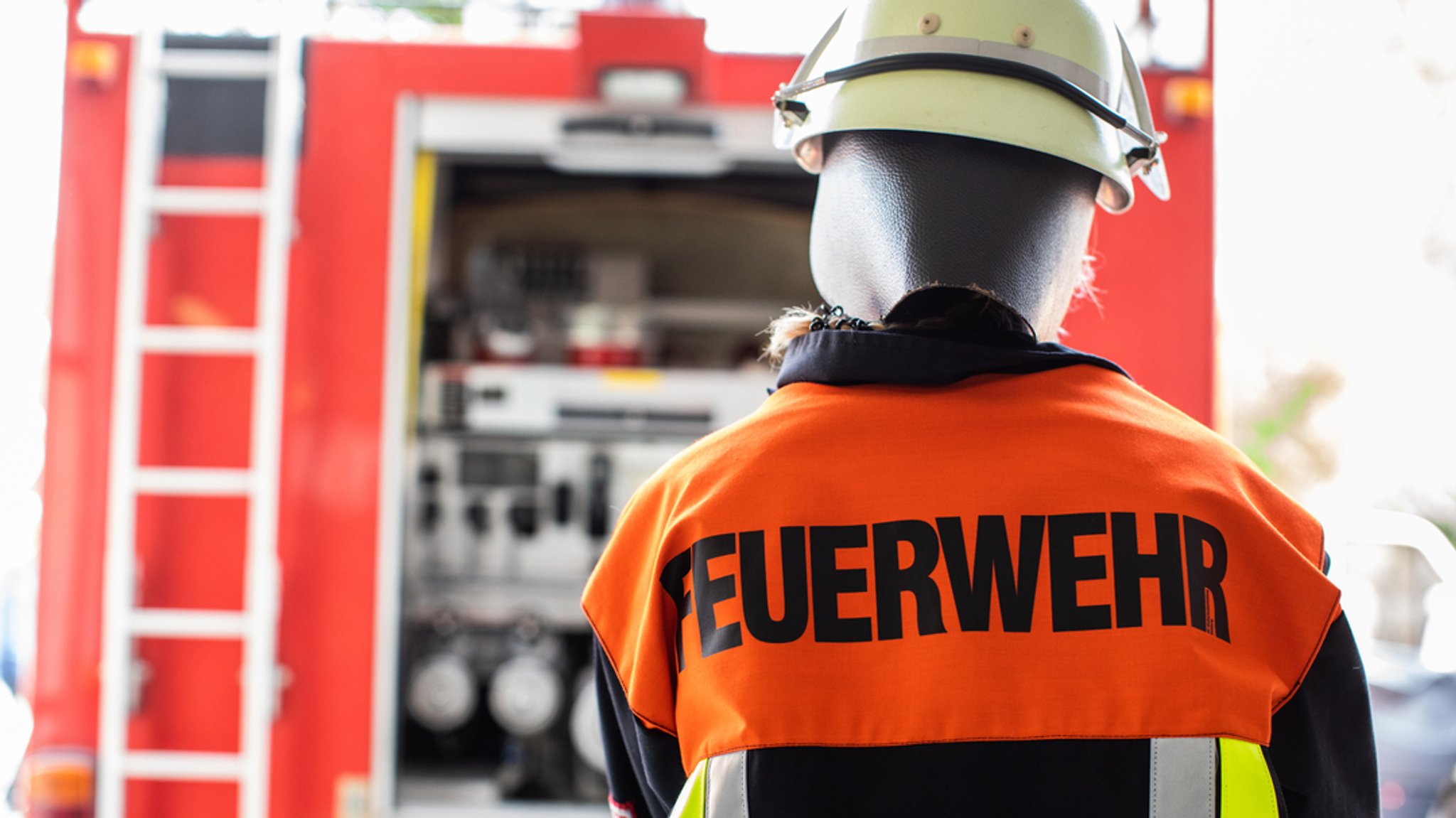 (Symbolbild) Ein Mitglied der Feuerwehr in Montur