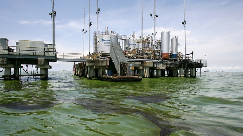 Maracaibo, Venezuela: Türme und Ölplattformen des staatlichen Ölkonzerns PDVSA am Ufer des Maracaibo-Sees | Bild: picture alliance / ZUMAPRESS.com | Jose Isaac Bula Urrutia/ Eyepix Maracaibo, Venezuela: Türme und Ölplattformen des staatlichen Ölkonzerns PDVSA am Ufer des Maracaibo-Sees