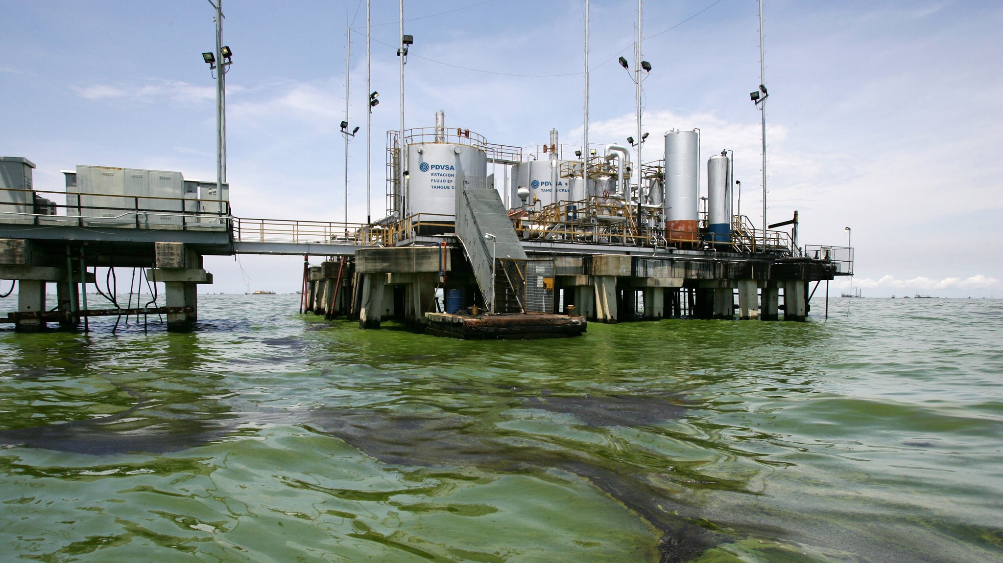 Maracaibo, Venezuela: Türme und Ölplattformen des staatlichen Ölkonzerns PDVSA am Ufer des Maracaibo-Sees | Bild: picture alliance / ZUMAPRESS.com | Jose Isaac Bula Urrutia/ Eyepix Maracaibo, Venezuela: Türme und Ölplattformen des staatlichen Ölkonzerns PDVSA am Ufer des Maracaibo-Sees