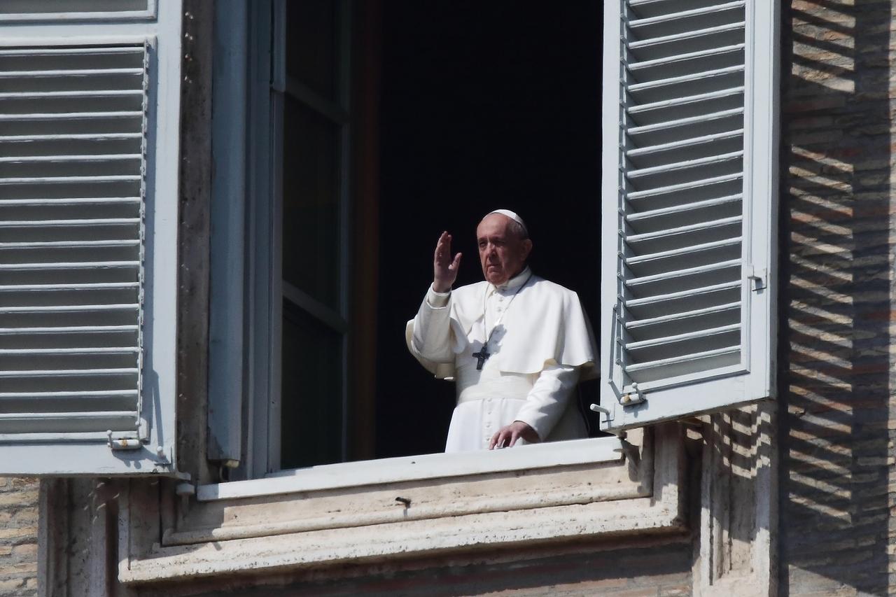 22.03.2020, Vatikan, Vatikanstadt: Papst Franziskus segnet einen leeren Petersplatz nach der Live-Übertragung seiner traditionellen Sonntags-Angelusansprache. Der Petersplatz ist wegen des Ausbruchs der Coronavirus-Epidemie seit 10. März geschlossen. Foto: Evandro Inetti/ZUMA Wire/dpa +++ dpa-Bildfunk +++ | Bild: dpa-Bildfunk/Evandro Inetti 22.03.2020, Vatikan, Vatikanstadt: Papst Franziskus segnet einen leeren Petersplatz nach der Live-Übertragung seiner traditionellen Sonntags-Angelusansprache. Der Petersplatz ist wegen des Ausbruchs der Coronavirus-Epidemie seit 10. März geschlossen. Foto: Evandro Inetti/ZUMA Wire/dpa +++ dpa-Bildfunk +++
