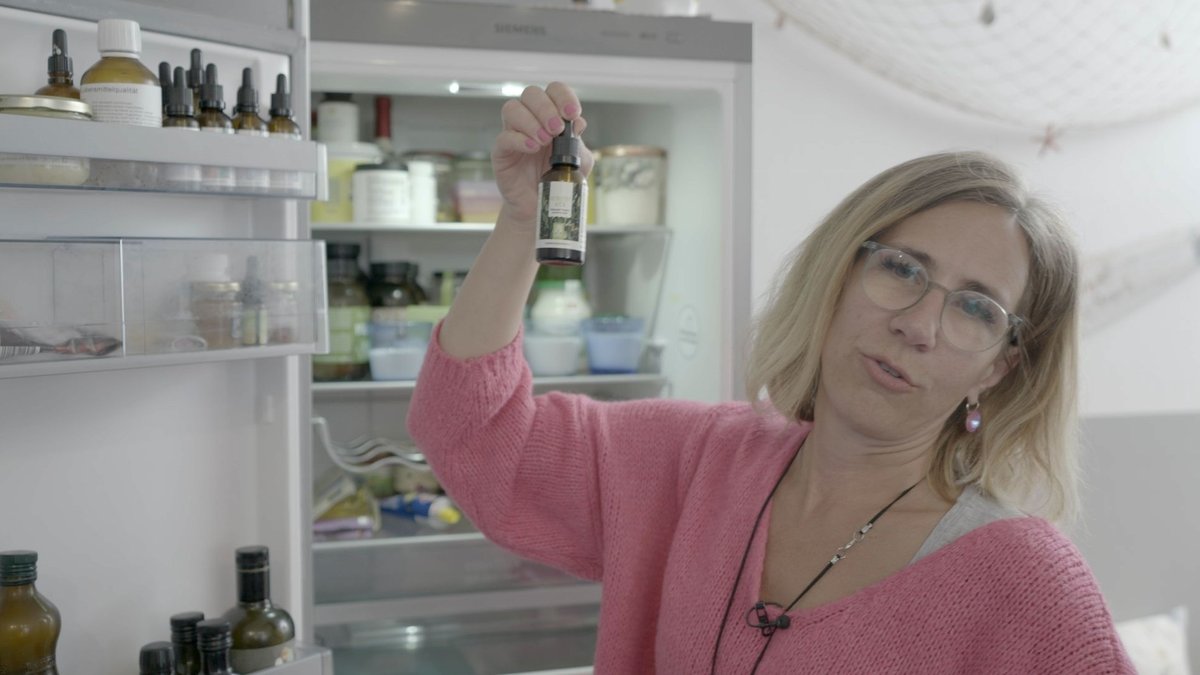 Claudia Daimer hat mehr als 30 Nahrungsergänzungsmittel in ihren Schränken und im Kühlschrank.