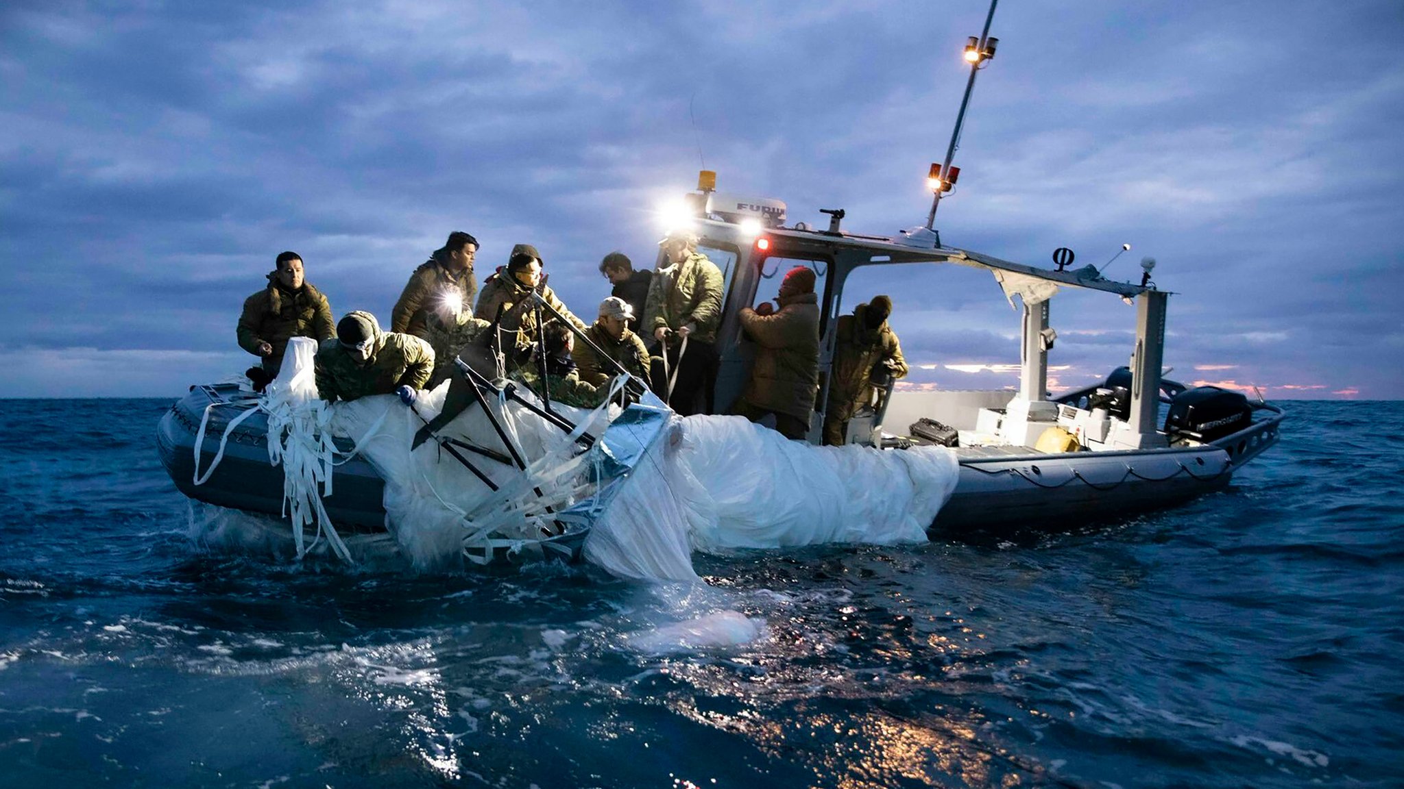 Dieses von der U.S. Navy zur Verfügung gestellte Bild zeigt Matrosen der Explosive Ordnance Disposal Group 2 bei der Bergung des Ballons.