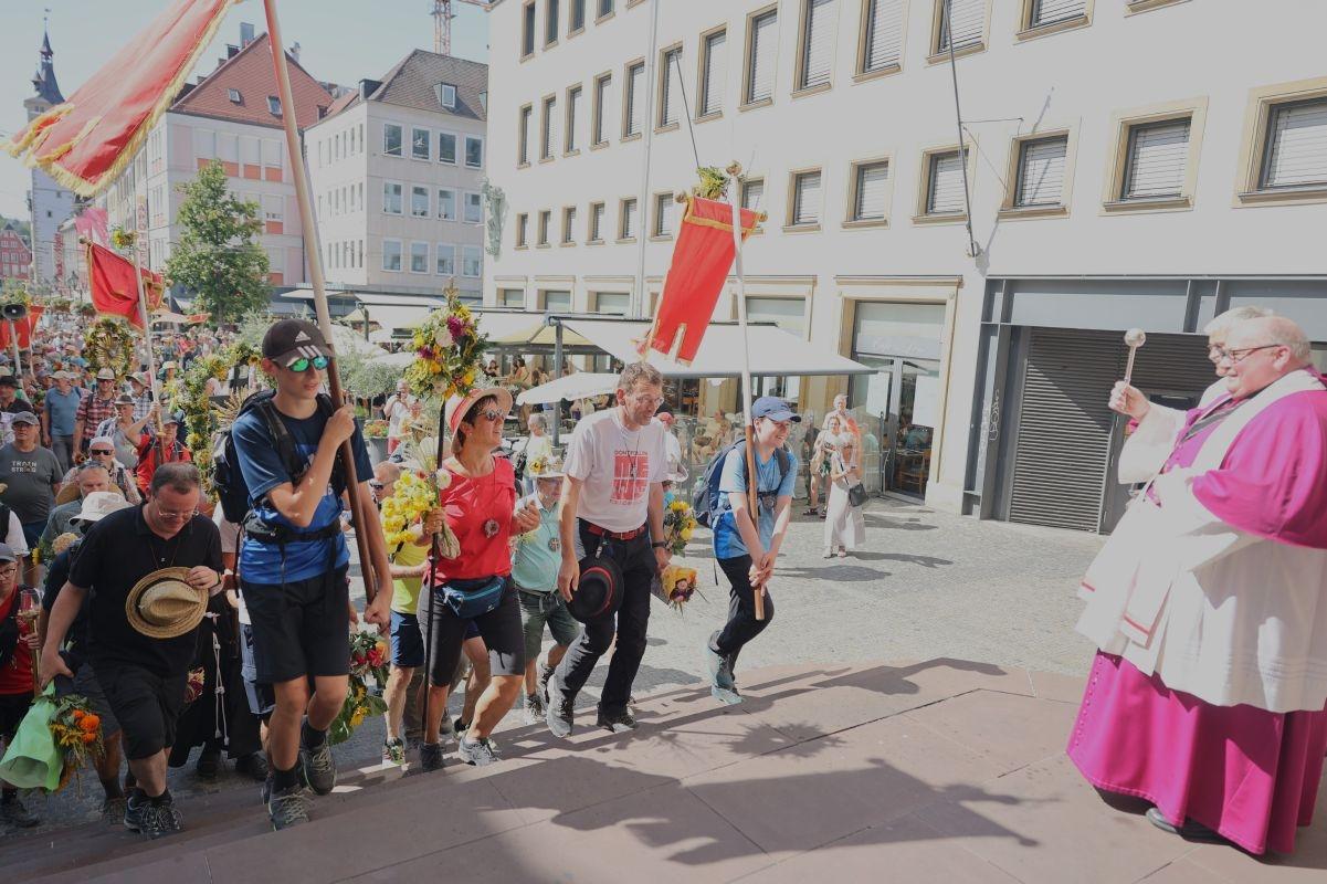 Nach knapp 180 Kilometern sind die Kreuzberg-Wallfahrerinnen und -Wallfahrer zurück am Würzburger Dom angekommen.