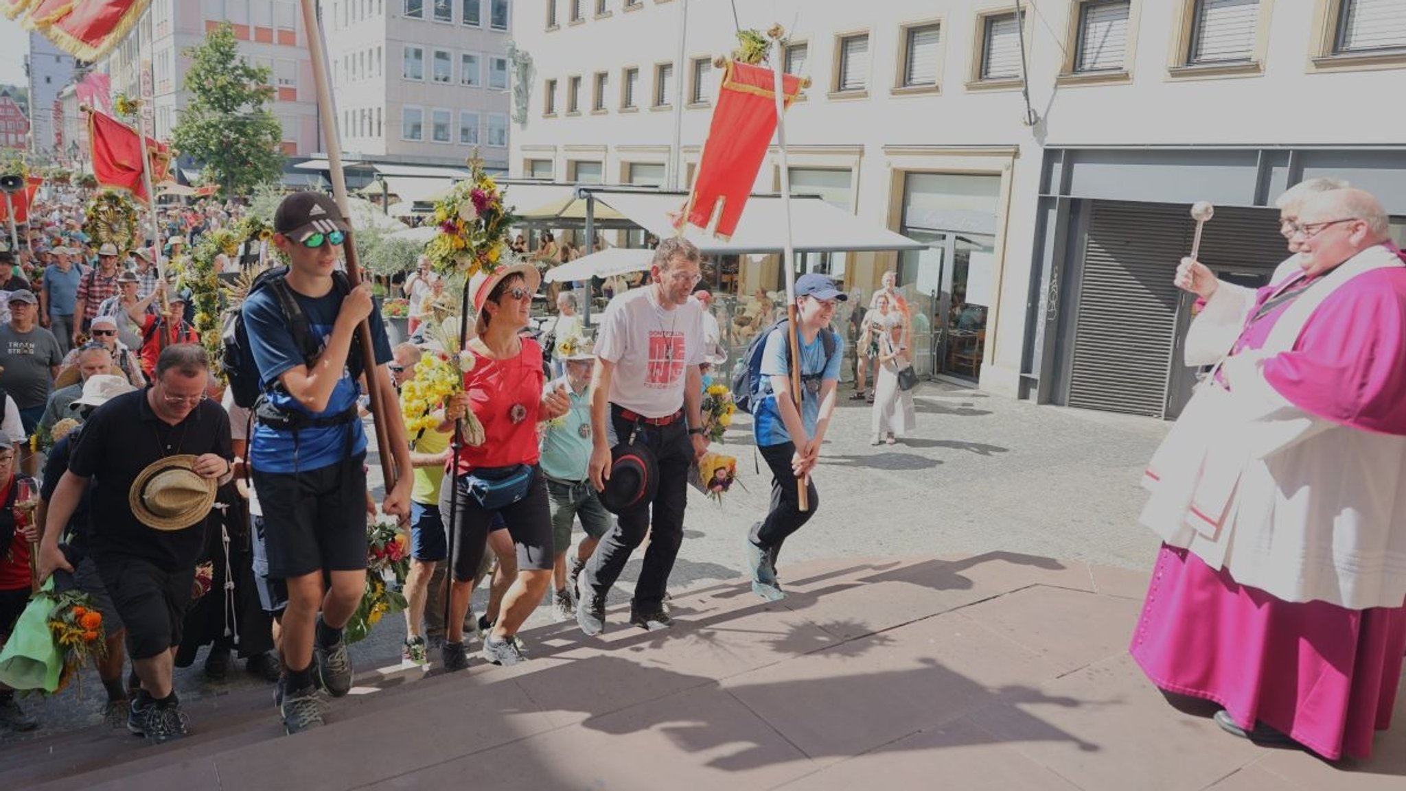 Nach knapp 180 Kilometern sind die Kreuzberg-Wallfahrerinnen und -Wallfahrer zurück am Würzburger Dom angekommen.