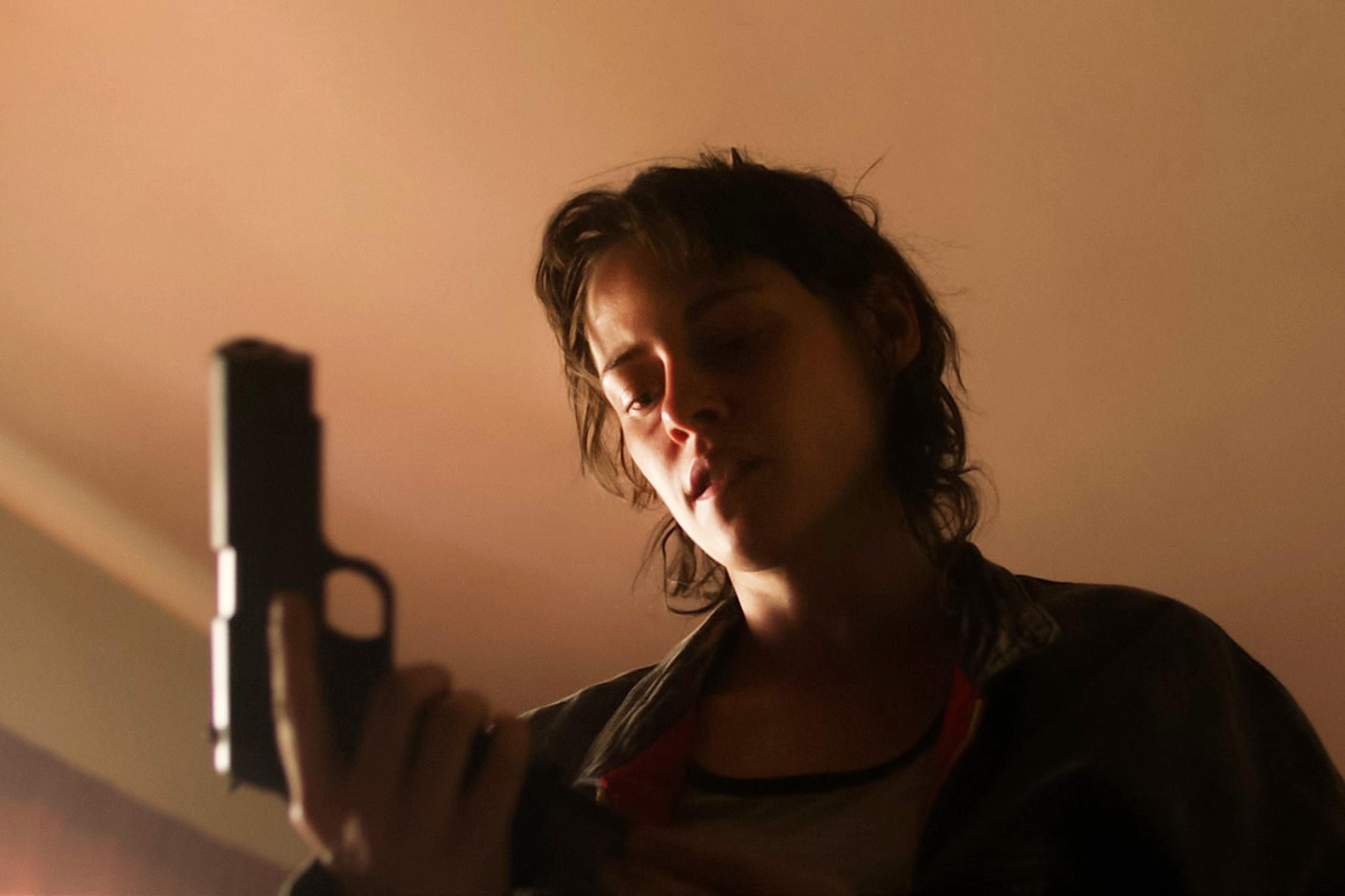 Szene aus "Love Lies Bleeding" mit Kristen  Stewart in der Hauptrolle