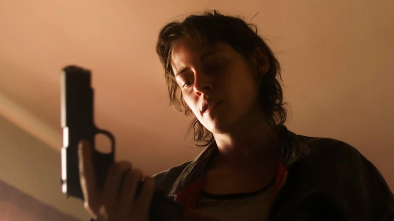 Szene aus "Love Lies Bleeding" mit Kristen Stewart in der Hauptrolle | Bild: Plaion Pictures Szene aus "Love Lies Bleeding" mit Kristen Stewart in der Hauptrolle