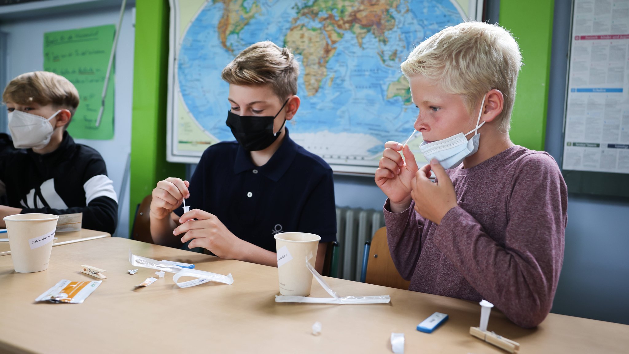 Schüler einer 6. Klasse machen einen Corona-Schnelltest im Klassenzimmer.