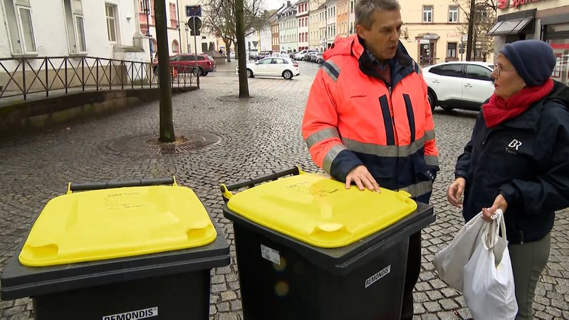 Eine BR-Korrespondentin und ein Vertreter des "Abfallzweckverbandes Hof" im Gespräch über die "Gelbe Tonne".