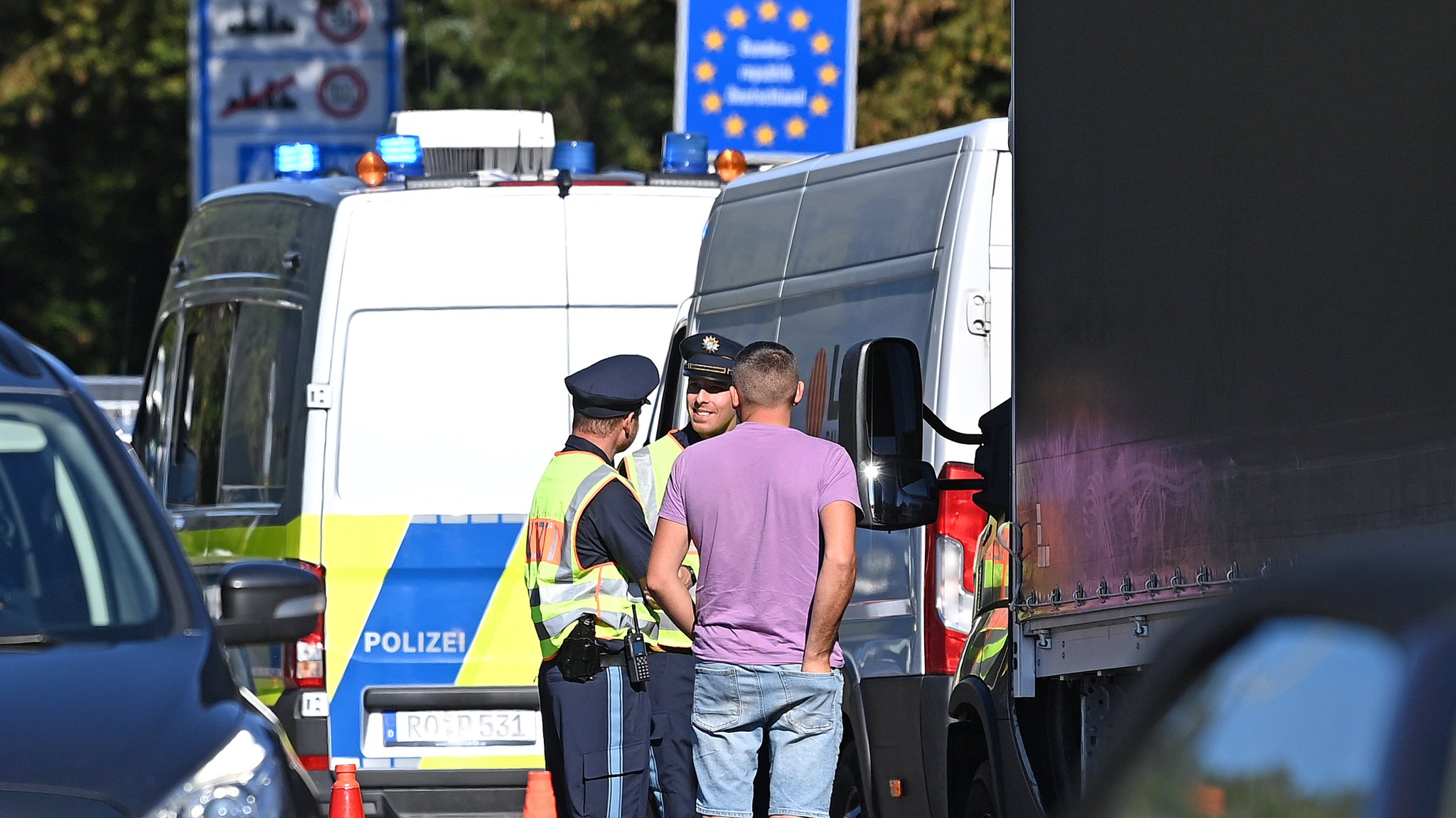 Grenzpolizisten kontrollieren Kleinlaster bei Freilassing