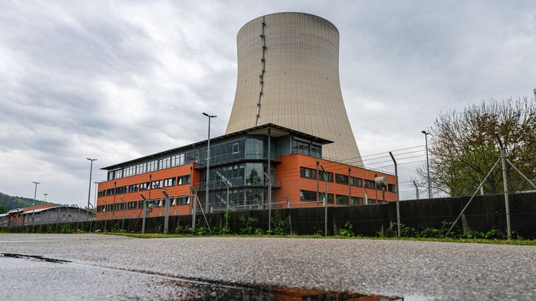 Der Kühlturm des stillgelegte Kernkraftwerks Isar 2 in Bayern, Essenbach | Bild:dpa-Bildfunk/Armin Weigel