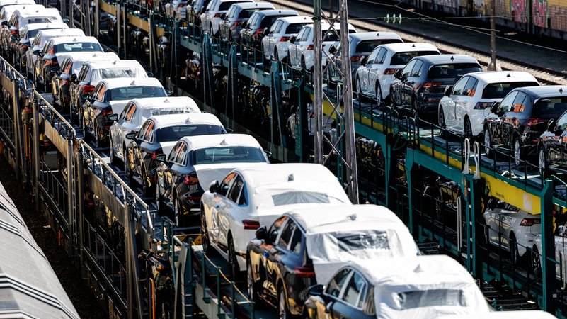 Zahlreiche Autotransportwagen mit Neufahrzeugen der Unternehmen Audi und Volkswagen stehen am 25.03.2025 auf den Gleisanlagen von einem Rangierbahnhof in München (Bayern) | Bild: picture alliance/dpa | Matthias Balk Zahlreiche Autotransportwagen mit Neufahrzeugen der Unternehmen Audi und Volkswagen stehen am 25.03.2025 auf den Gleisanlagen von einem Rangierbahnhof in München (Bayern)