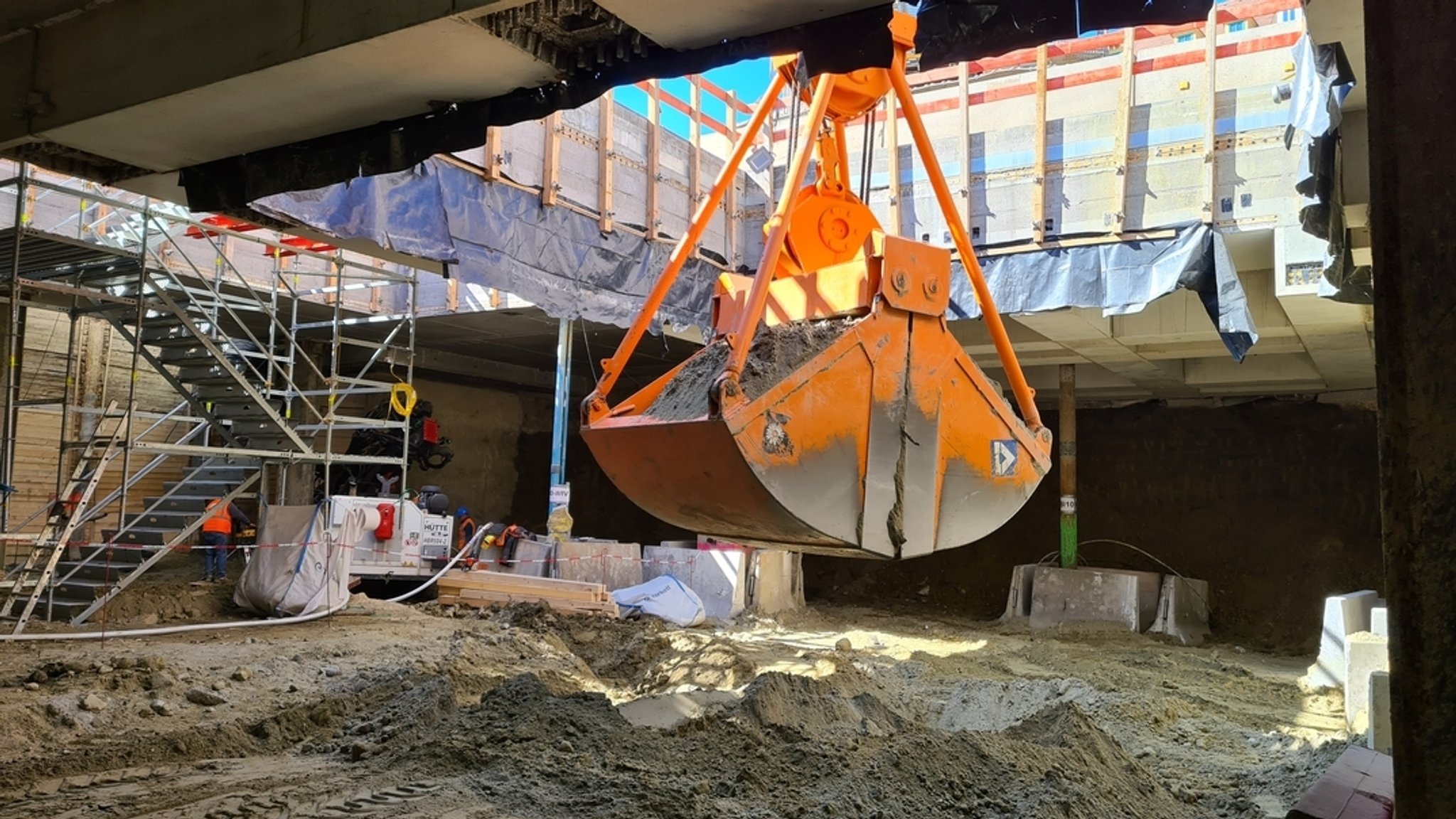 Ein Zweischalengreifer mit Sandaushub auf der Baustelle am Marienhof (Archivfoto).