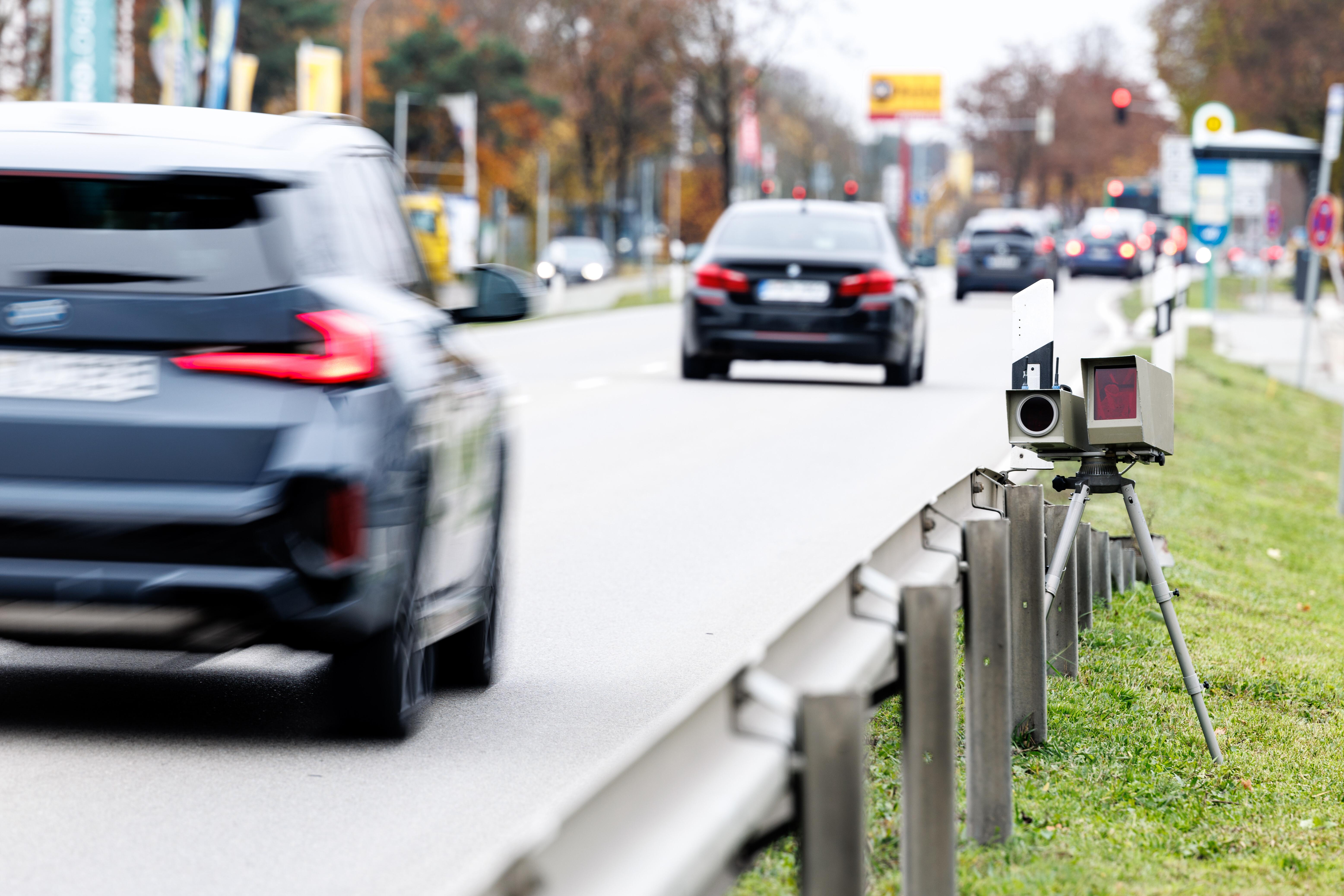 Blitzer steht an einer Landstraße