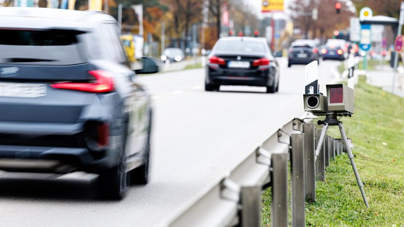 Blitzer steht an einer Landstraße | Bild: picture alliance / dpa | Matthias Balk Blitzer steht an einer Landstraße