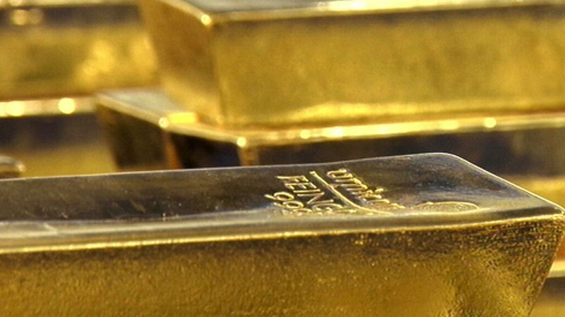 Nahaufnahme eines klassischen 12,5 Kilo Goldbarrens in Feingoldqualität | Bild: BR/HR Nahaufnahme eines klassischen 12,5 Kilo Goldbarrens in Feingoldqualität