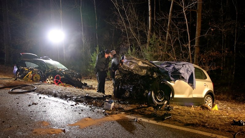 Zwei völlig zerstörte Autos stehen nachts neben der Fahrbahn, Rettungskräfte begutachten die Autos. | Bild: News5/Markus Zahn Zwei völlig zerstörte Autos stehen nachts neben der Fahrbahn, Rettungskräfte begutachten die Autos.