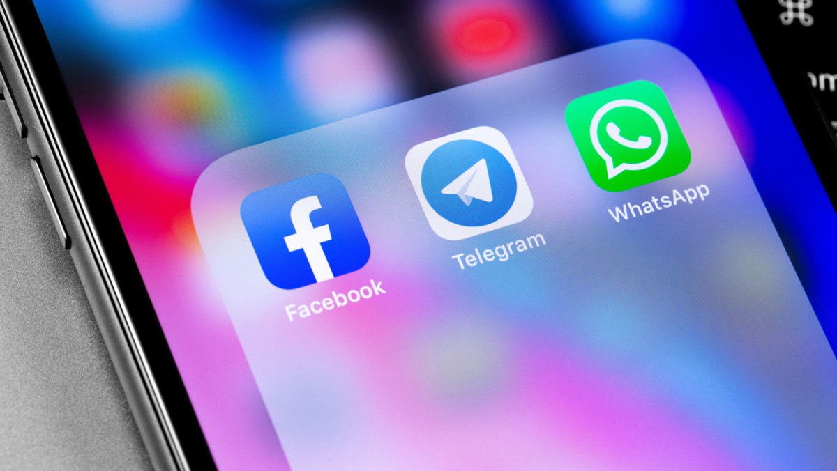 Icons der Facebook-, derWhatsApp- und Telegram-App auf einem Smartphone.