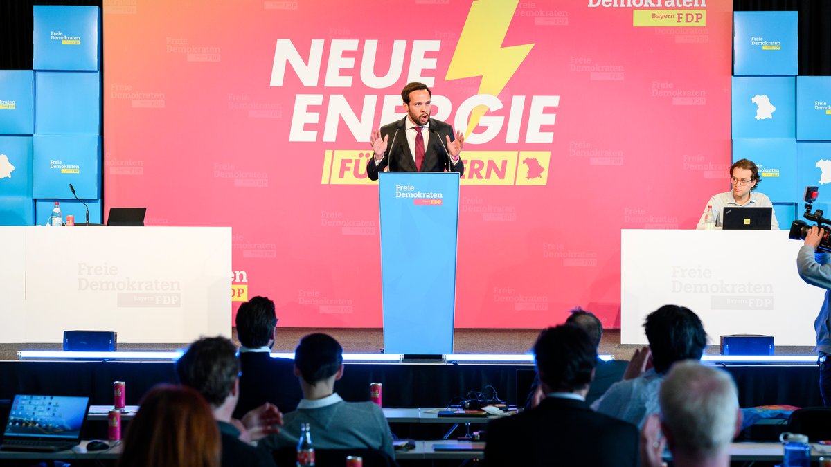 02.04.22: Der bayerische FDP-Landeschef Hagen bei seiner Parteitagsrede im oberfränkischen Hirschaid.
