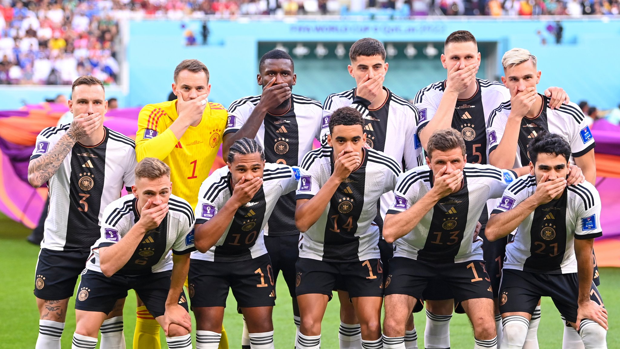 Aus Protest gegen das Verbot der Regenbogenbinde hält sich das DFB-Team beim Teamfoto bei der WM in Katar den Mund zu