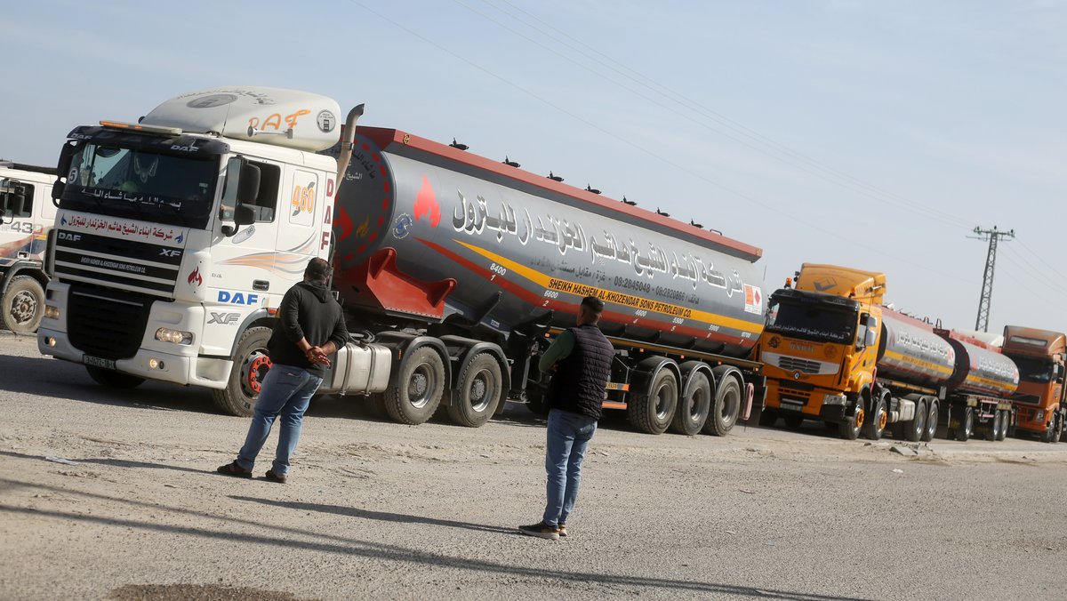 Immer noch warten Lastwagen voll mit Hilfslieferungen an der ägyptischen Grenze. 