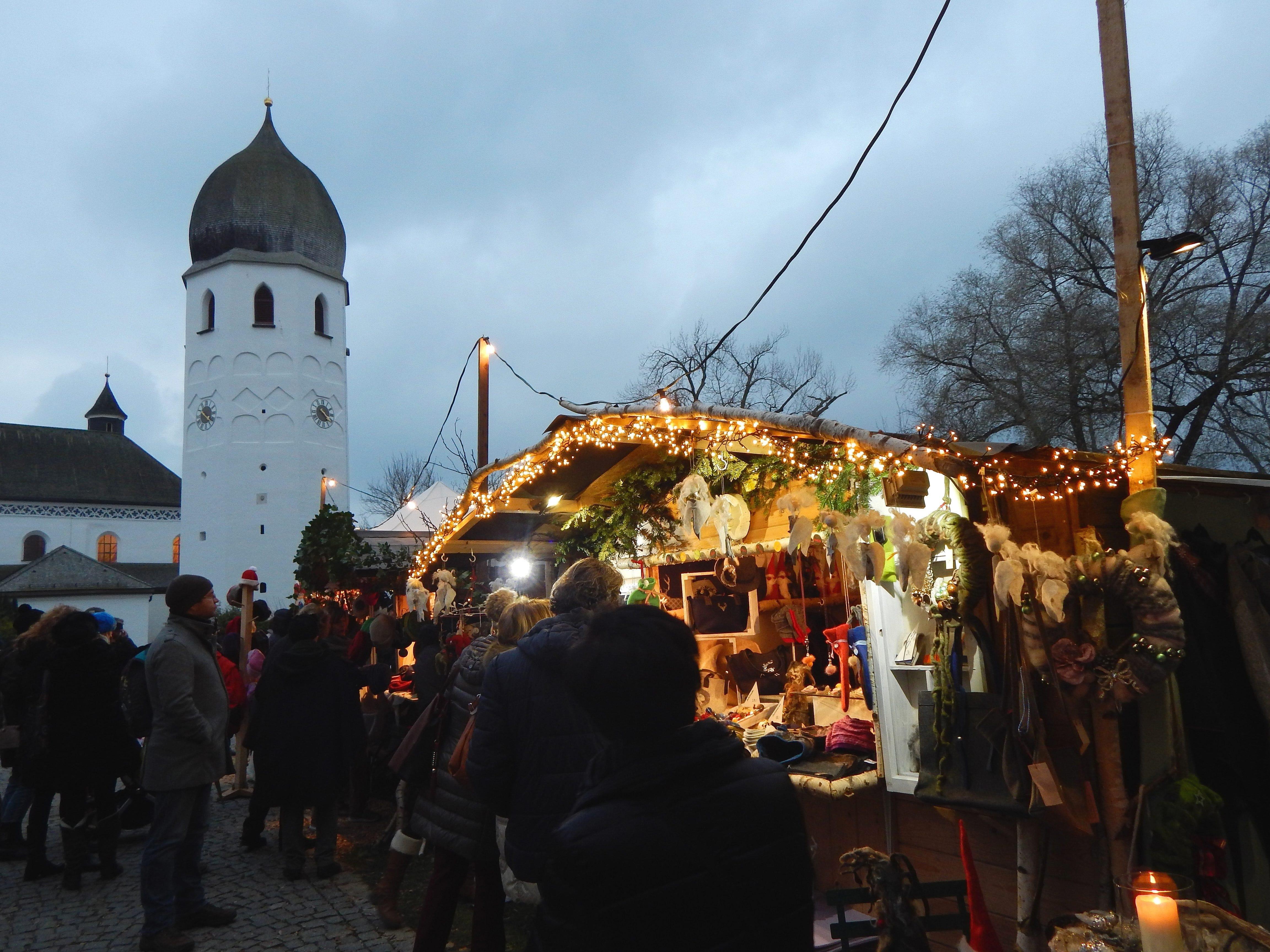 Der Christkindlmarkt auf der Fraueninsel im Chiemsee in der Abenddämmerung. 