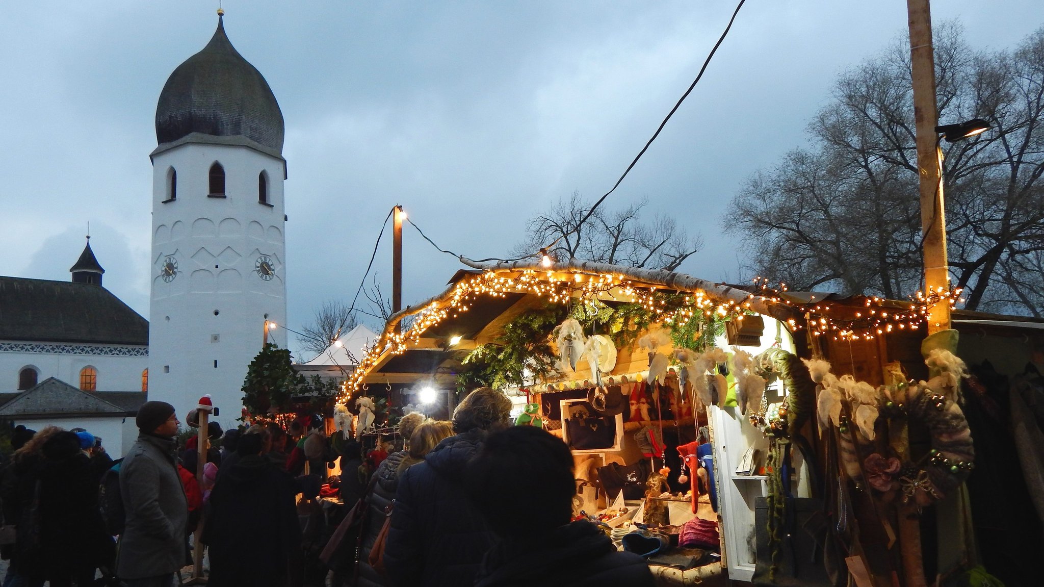 Der Christkindlmarkt auf der Fraueninsel im Chiemsee in der Abenddämmerung. 