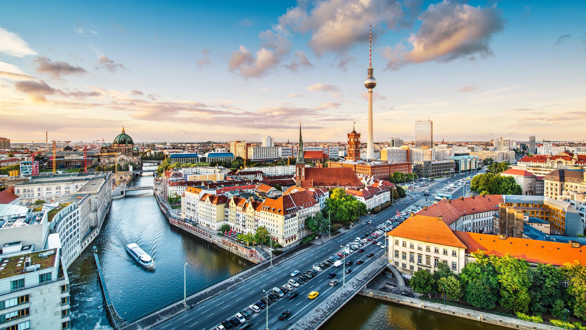 (Symbolbild) Blick auf Berliner Dom, Rotes Rathaus und Fernsehturm