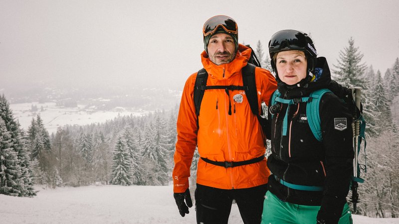 Franziska Rauth und ihr Freund Manuel Fuchs aus Murnau stehen an einem Berghang. Die beiden haben eine Lawine überlebt. 