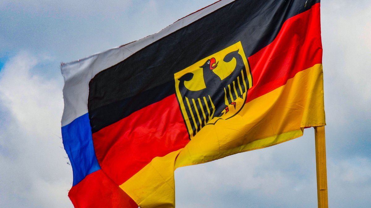 Symbolbild: deutsche Fahne mit angenähten russischen Farben